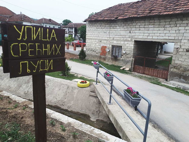 Срећни људи уредили улицу: У селу Toманце крај Kосовске Kаменице током епидемије препородили центар места

